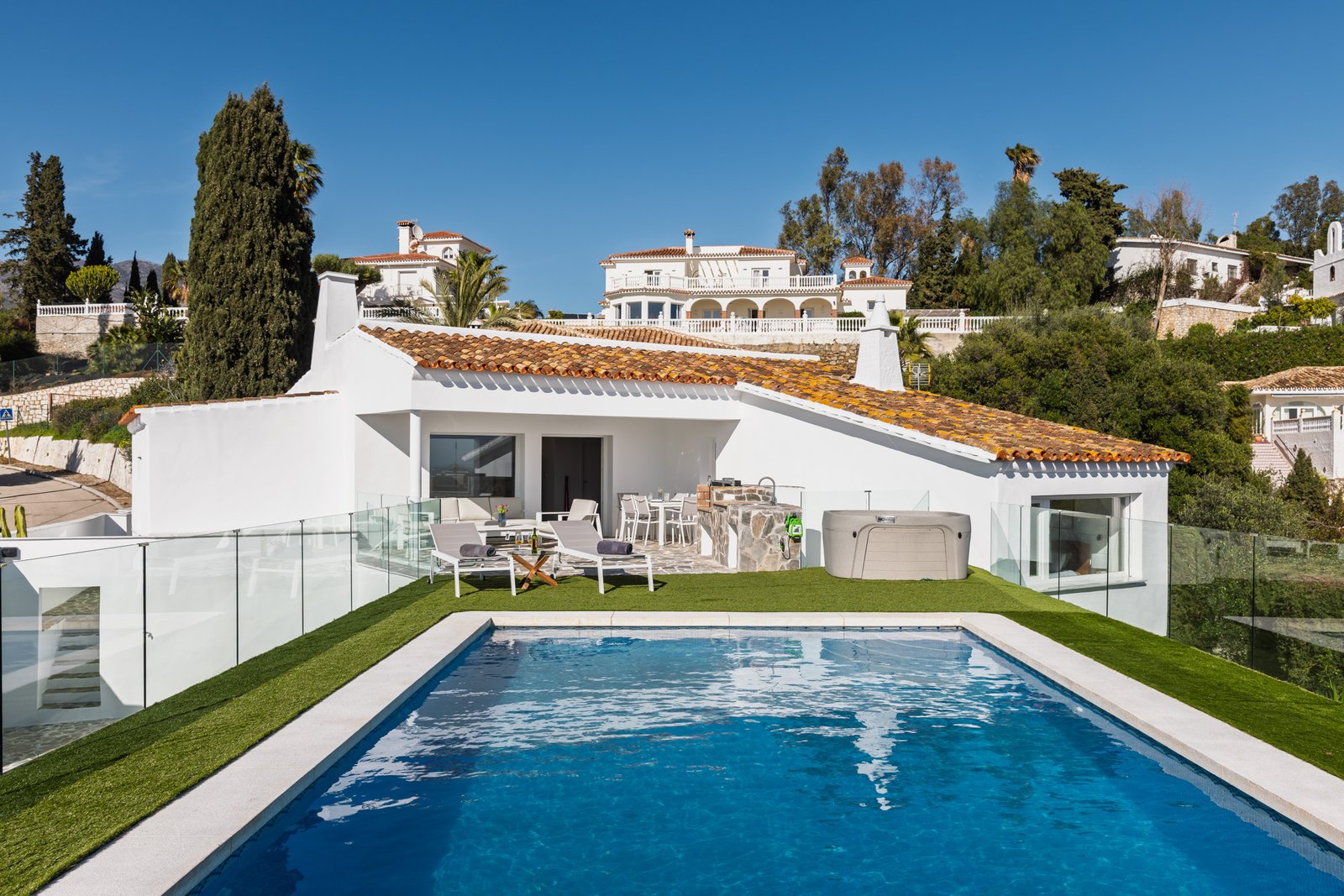 Exterior principal y piscina de Viewpoint Villa